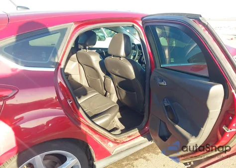 2014 Ford Focus Titanium z USA, uszkodzony, nr VIN 1FADP3N27EL247939